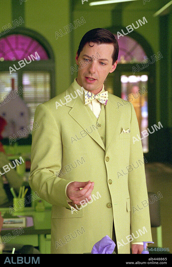 SEAN HAYES in DR. SEUSS' THE CAT IN THE HAT, 2003, directed by BO WELCH. Copyright UNIVERSAL STUDIOS/DREAMWORKS / NELSON, RALPH.