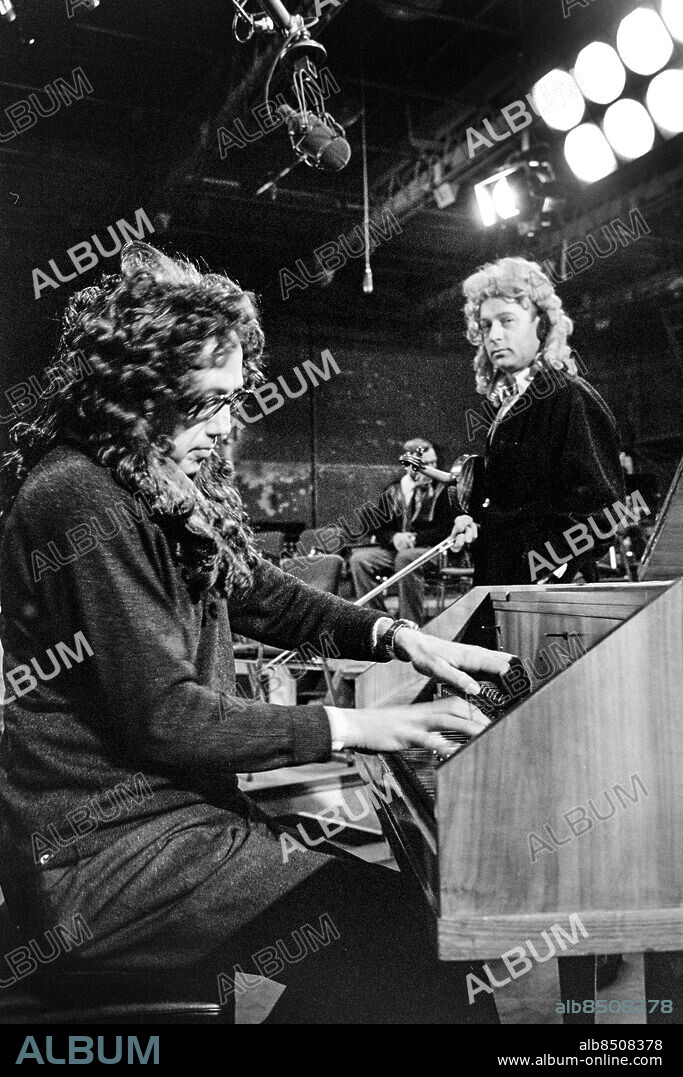 1967-05.. LEK MED LILLAN. MUSIKALISKT INTERMEZZO.. Producent: Lars Egler. Presentatör: Bo Teddy Ladberg. Medverkande: Sven-Erik Bäck, tonsättare och violinist, samt Eric Ericson, dirigent och körpedagog.. Sänt första gången 1967-12-24.. Här ses Sven-Erik Bäck (th) och Eric Ericson, i peruker.. Foto: Bo-Aje Mellin / RiR / SVT / Kod: 5600. Reportage publ. i RiR 52/67 sid. 30.. RiR 18569 sv/v neg.