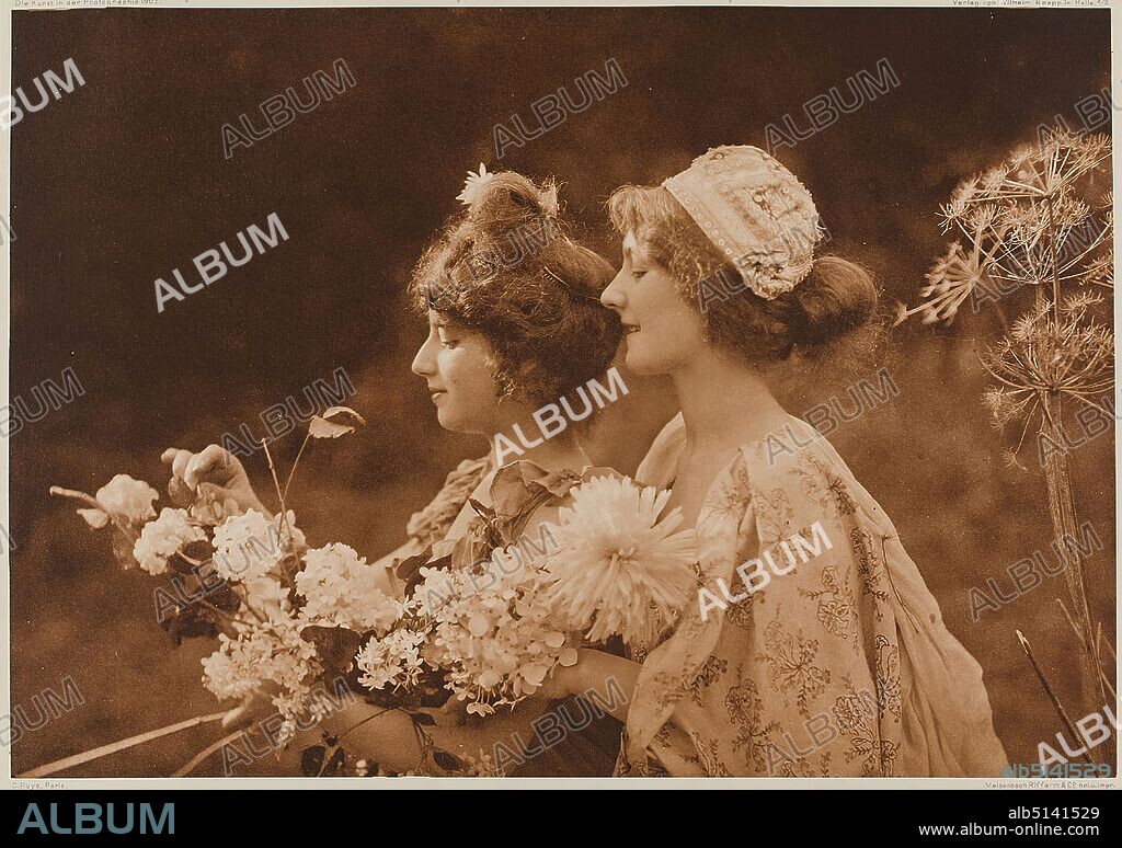Meisenbach, Riffarth & Co, Emile Joachim Constant Puyo, Wilhelm Knapp, Two Women with Flowers, paper, heliogravure, image size: height: 15.40 cm; width: 22.20 cm, inscribed: recto: engraved below and above the image: top left: Die Kunst der Photographie 1902, top right: Verlag von Wilhelm Knapp in Halle a./S, lower left: C. Puyo Paris, lower right: Meisenbach Riffarth & Co. hel. u. impr.; lower right on the cardboard in white ink: C. Puyo, Paris, K. Ph. 02, stamp: verso and right on the cardboard: artistic photography, staged photography, double portrait, woman, cut flowers, bouquet, bundles, headgear, bust, en profil, smile, laugh, trees, bushes, pictorialism, heliogravure from the magazine Die Kunst in der Photographie, Halle a. S. 1902.
