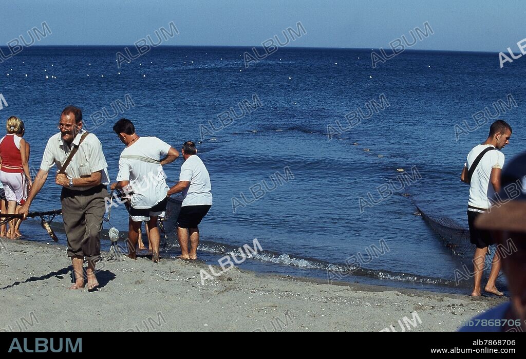 PESCADORES SACANDO DEL MAR LA RED DE COPO.