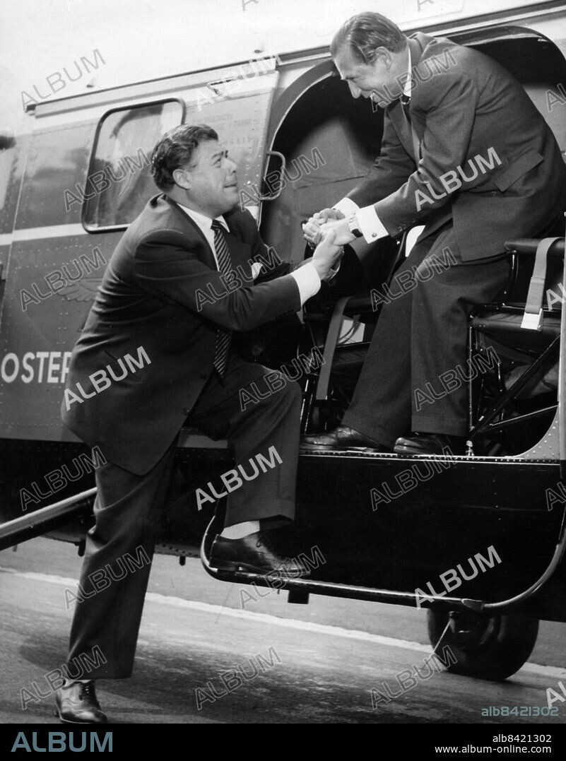 1955. Direktör Olle Olsson, "Dubbel-Olle", och skådespelaren Georg Rydeberg skall flyga helikopter till Köpenhamn. Foto: Skånereportage / IBL Bildbyrå / TT / Kod: 36100.
