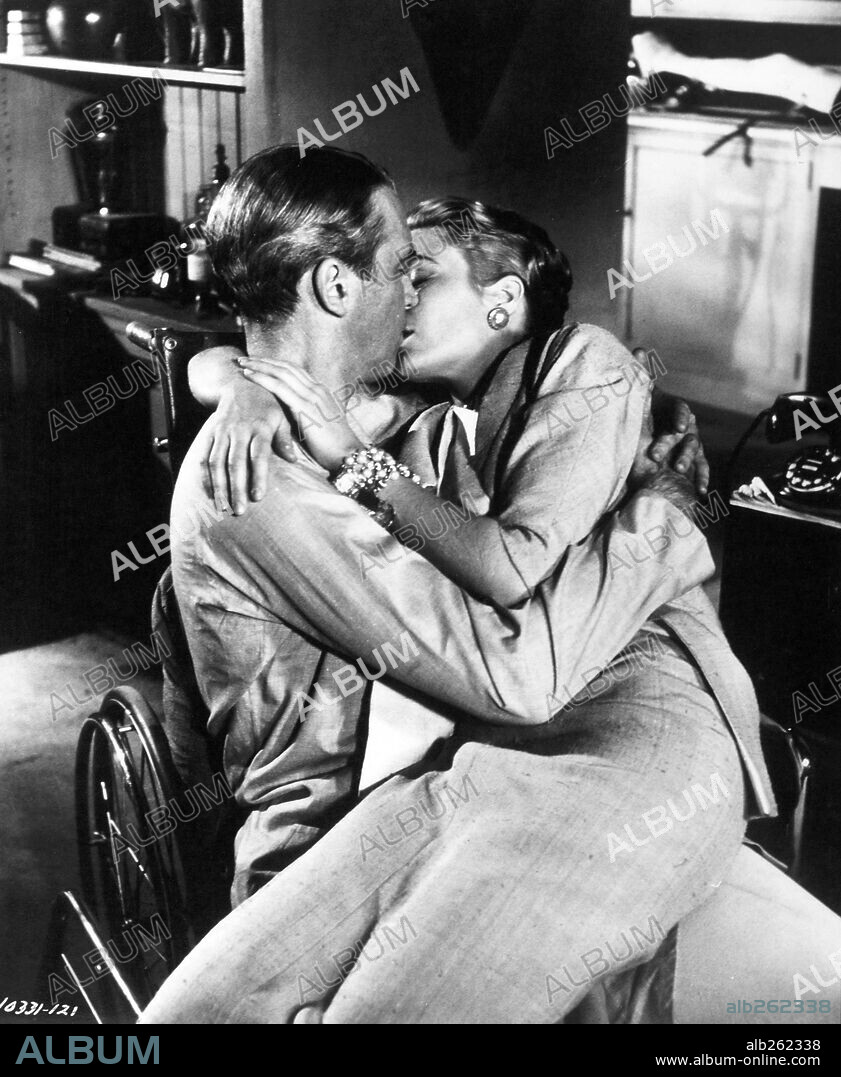 GRACE KELLY y JAMES STEWART en LA VENTANA INDISCRETA, 1954 (REAR WINDOW), dirigida por ALFRED HITCHCOCK. Copyright PARAMOUNT PICTURES.