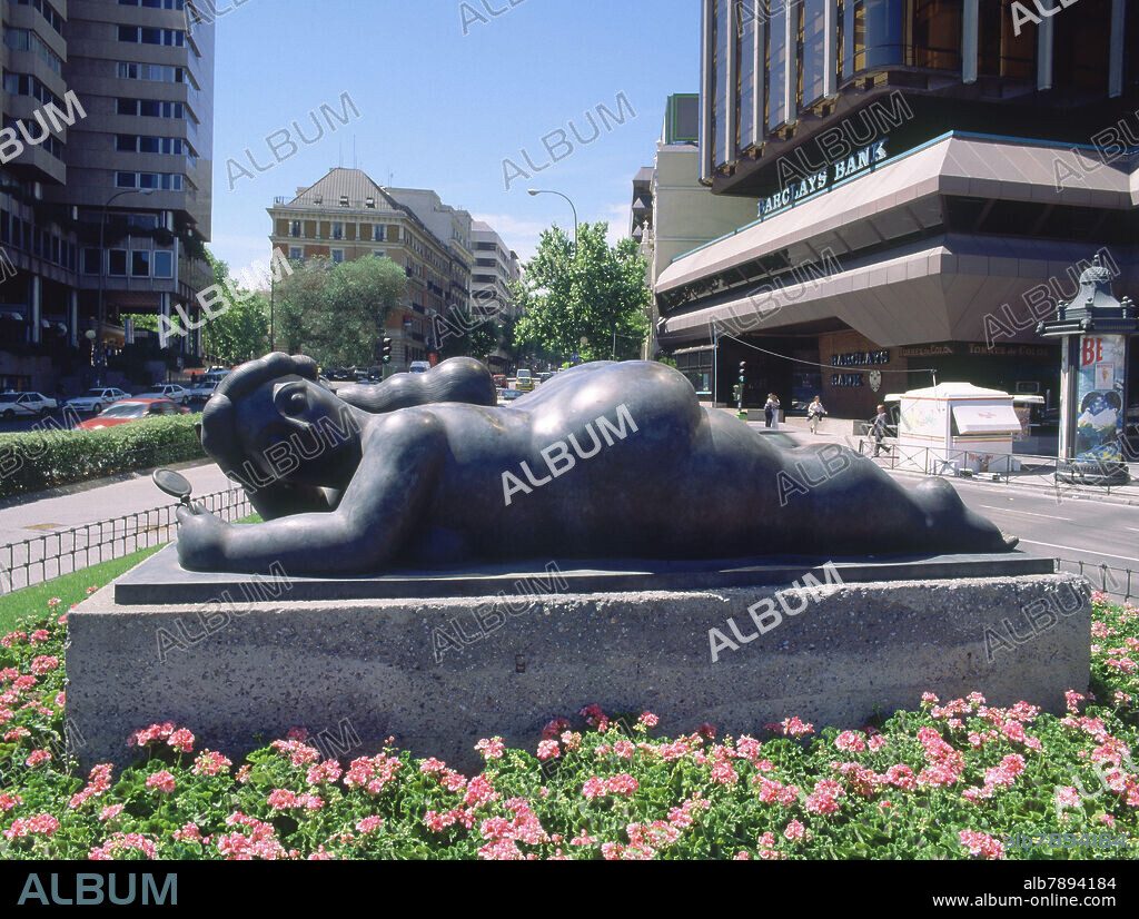 FERNANDO BOTERO ANGULO (1932-). PLAZA DE COLON-ESCULTURA DE MUJER DESNUNA TUMBADA.
