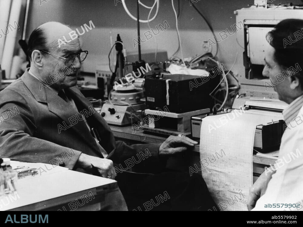 Ardenne, Manfred Baron von; Physiker. (Hochfrequenztechnik; seit 1955 Leiter des Forschungsinstituts M. v. Ardenne in Dresden); 1907-1997. Manfred von Ardenne im Gespräch mit Dr. Paul Gerhard Reitnauer (r.) im Labor des Forschungsinstituts Manfred von Ardenne in Dresden. Foto, 13.1.1987.