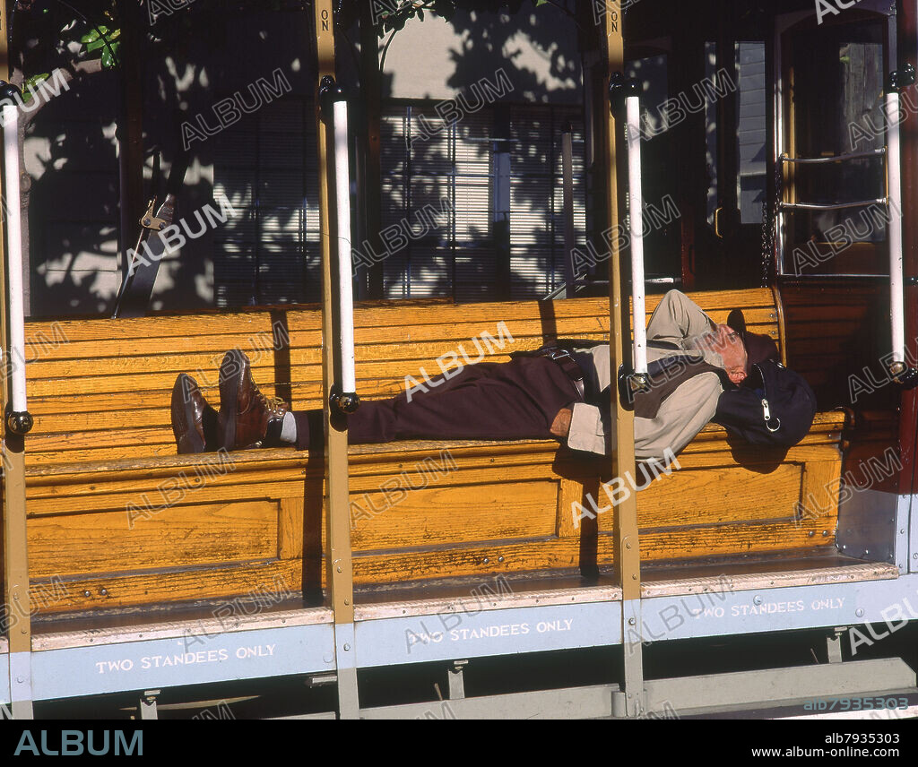 ANCIANO DURMIENDO EN UN TRANVIA.