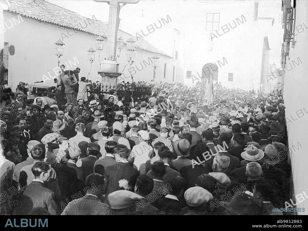 Entierro de Julio Romero de Torres. Aspecto de la típica plaza de los Dolores, en Córdoba, al llegar la fúnebre comitiva al lugar predilecto del artista, para cantarle un responso.