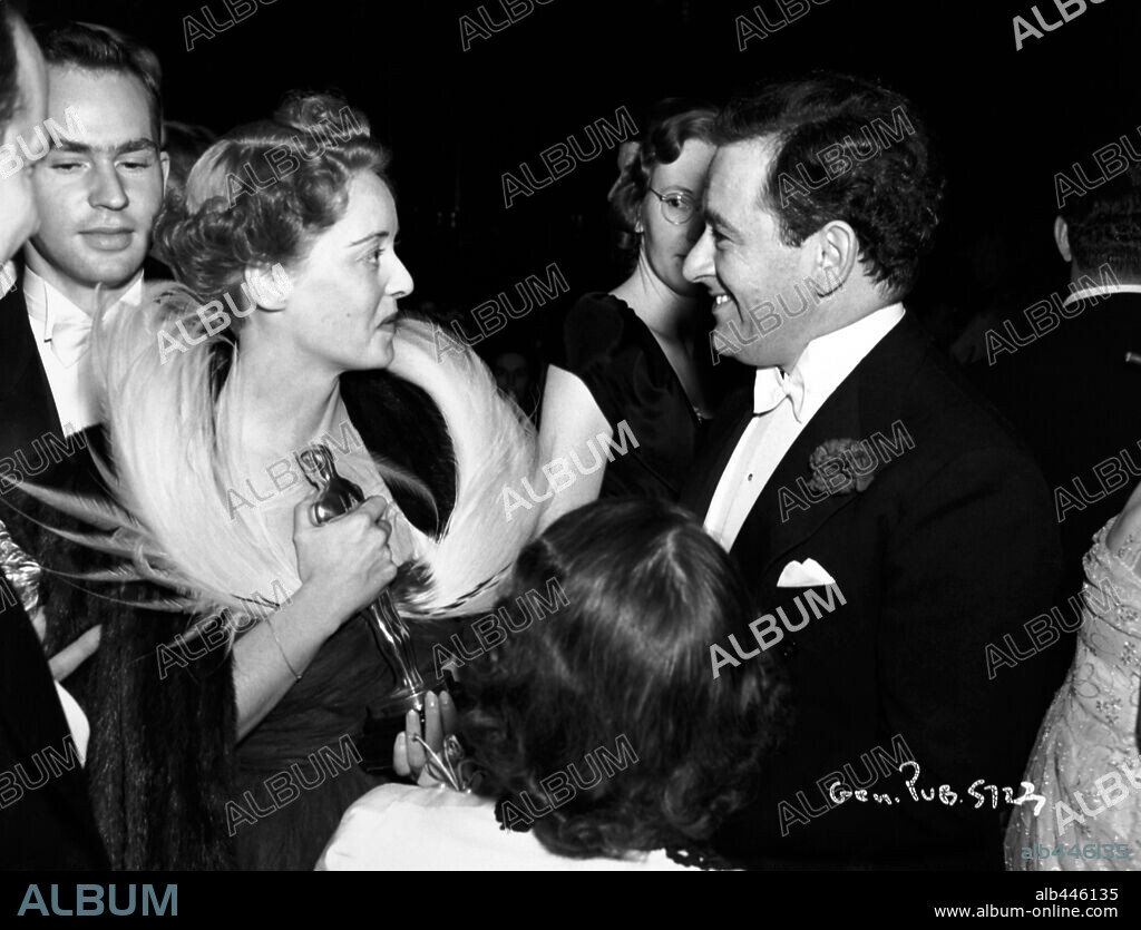 BETTE DAVIS y WILLIAM WYLER. 11ª Edición de los Premios Oscar (1939) William Wyler con Bette Davis, premiada como mejor actriz por "Jezebel". 1939