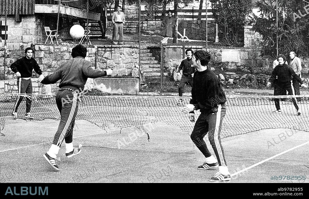 Navacerrada, Madrid, 14/1/1977. Jugadores del Real Madrid San José, Rubiñán, Camacho, Del Bosque- jugando en una pista de tenis del Hotel Arcipreste de Hita de Navacerrada, lugar donde solían hacer las concentraciones, ante la atenta mirada del entrenador Miljanic.