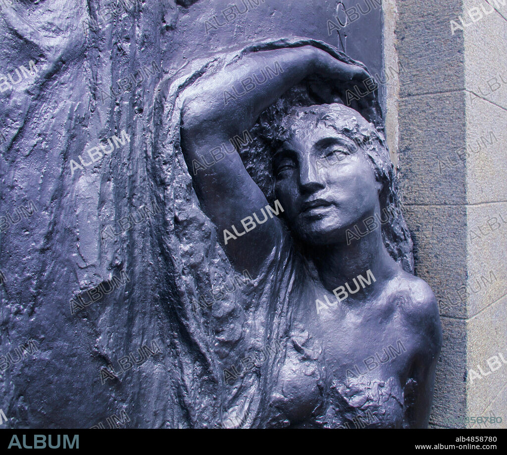 Escultura en relieve de mujer, realizado en mármol negro.