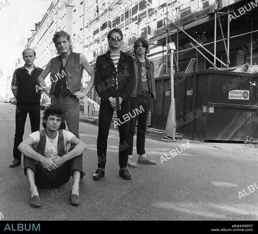 STOCKHOLM 19830819. Svenska rockgruppen Imperiet. Fr v Gunnar "Gurra" Ljungstedt, Per Hägglund, Stry Terraire, Joakim Thåström och sittande Christian Falk.. Foto: Marco Voghera/Expressen/ SCANPIX / Kod: 192. ** OUT AFTONBLADET, PUNKT SE **.