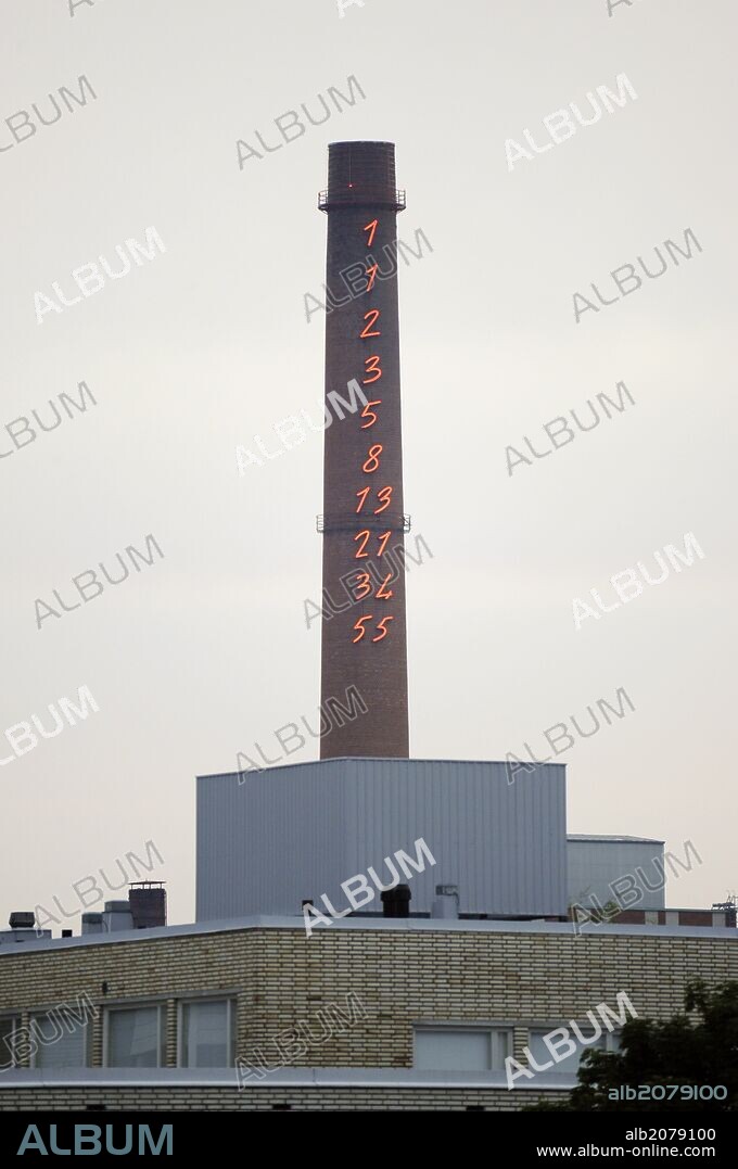 MARIO MERZ. FINLANDIA. TURKU. Chimenea de Turku Energia decorada con la secuencia de Fibonacci en luces de neón en la industria Turku Energia.