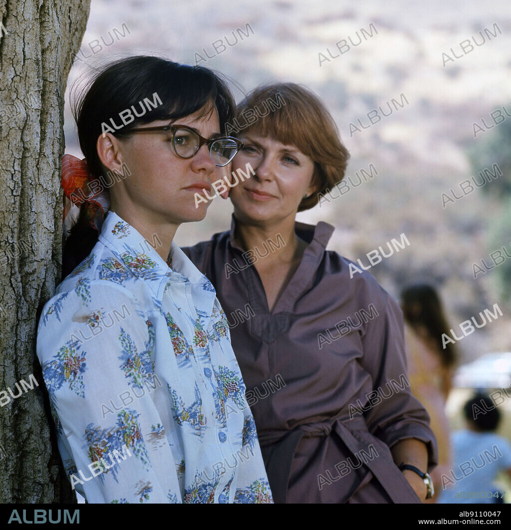 JOANNE WOODWARD and SALLY FIELD in SYBIL, 1976, directed by DANIEL PETRIE. Copyright Lorimar Television.