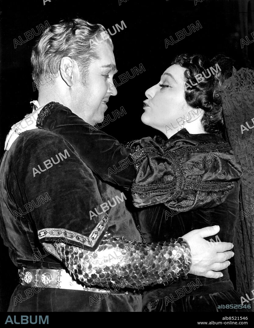 ARKIV 1960 . Jussi Björling får en kyss av Hjördis Schymberg efter "Trubaduren", Jussis sista föreställning på Stockholmsoperan.. Jussi Björling with Hjördis Schymberg in "Troubadour" at the Stockholm Opera.. Bilden publicerad i Jacob Forsells bok "Jussi Sången Männniskan Bilderna".. Foto: Lasse Olsson / DN / TT / Kod: 45 . ** SvD OUT **.