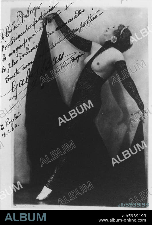 Theatre:. Revue. Nude dancer Gaby Bru from the Folies Bergere in Paris in performance. Photo postcard with dedication "A Cecile Deforges (...) La Pergola, 18.1.43".