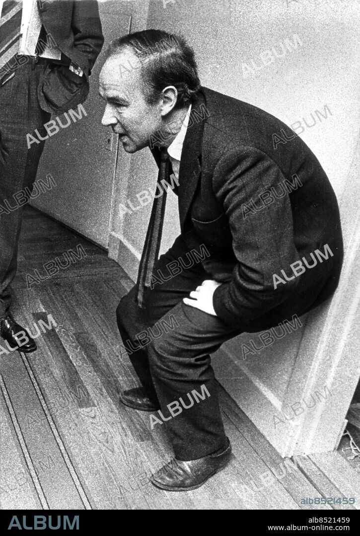 C-H Carl-Henrik Hermansson. sittande på huk vid vägg. Hermansson C-H Carl-Henrik politiker (Vpk) Situation 1970. (c) Kent Hult / Sydsvenskan / IBL.