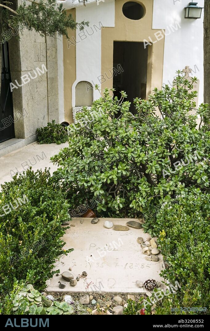 tumba de Robert von Ranke Graves (Wimbledon, Londres, 24 de julio de 1895 - Deyá, 7 de diciembre de 1985), Deyá, Mallorca, Balearic Islands, Spain.