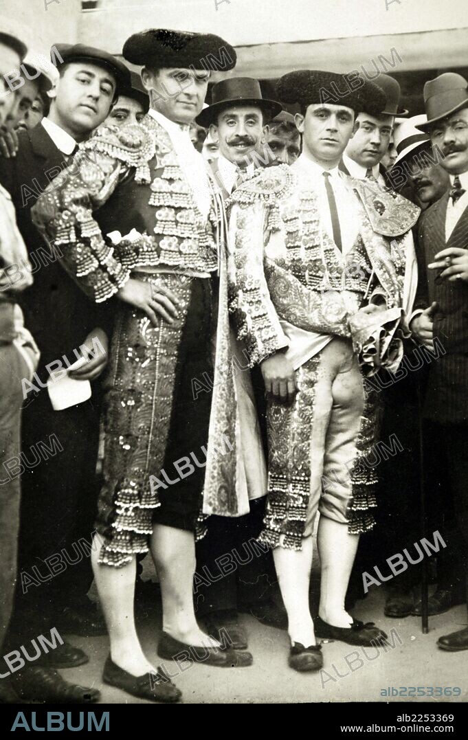 BOMBITA. RICARDO TORRES. MATADOR DE TOROS ESPAÑOL.TOMARES 1879 - 1936. MACHAQITO. RAFAEL GONZALEZ. MATADOR DE TOROS ESPAÑOL.CORDOBA 1880-1955. PLAZA DE TOROS DE VISTA ALEGRE. MADRID 1909.