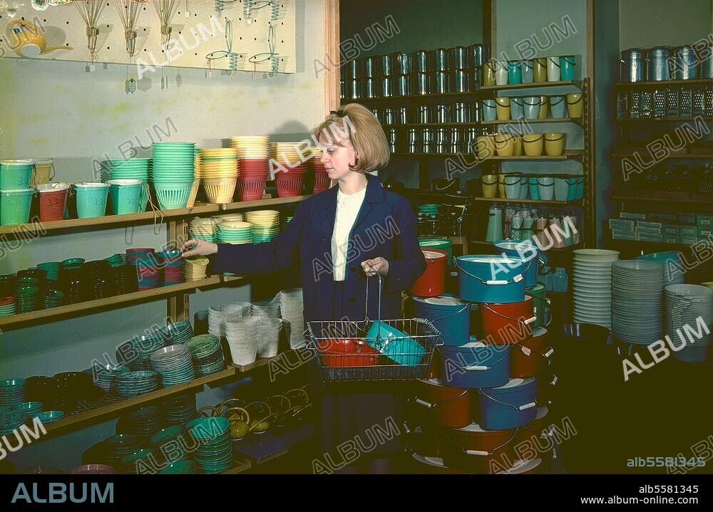 Handel / Haushaltswaren:. Haushaltswarengeschäft mit Metallund Plastikprodukten. Foto, undat., um 1960 (Kurt Hartmann, Leipzig, DDR).