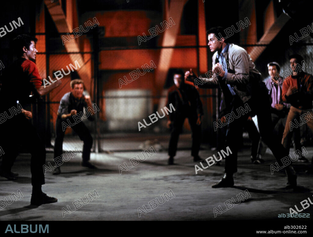 GEORGE CHAKIRIS et RICHARD BEYMER dans WEST SIDE STORY, 1961, réalisé par ROBERT WISE. Copyright MIRISCH-7 ARTS/UNITED ARTISTS.