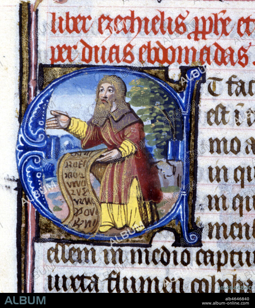 Ezéchiel (c. 627-570 av. JC.) un des quatres grands prophètes de la Bible, tenant un philactère. Lettrine "E" du livre d'Ezéchiel. Enluminure tirée d'un bréviaire du 15ème siècle. (f°350).
