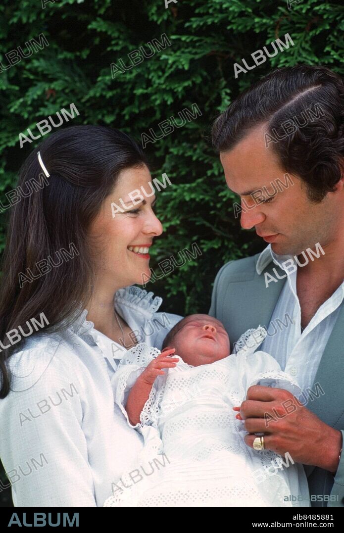 SEKLET-KUNGLIGT-70    Kungaparet. kung Carl XVI Gustaf och drottning Silvia, visar för första gången upp två veckor gamla kronprinsessan Victoria, född den 14 juli 1977.  Foto: Jan Collsiöö Kod:1001/9909 COPYRIGHT SCANPIX SWEDEN . The Swedish Royal family King Carl XVI and Queen Silvia poses for photographers with their three weeks old first child Princess Victoria at the royal family's summer residence Solliden on the Swedish province island Oland in the Baltic sea on August 3, 1977. Swedish government change the heir apparent in 1980 and first born Princess Victoria became the heir of the throne.. Photo: Jan Collsioo / SCANPIX SWEDEN / Code: 1001.