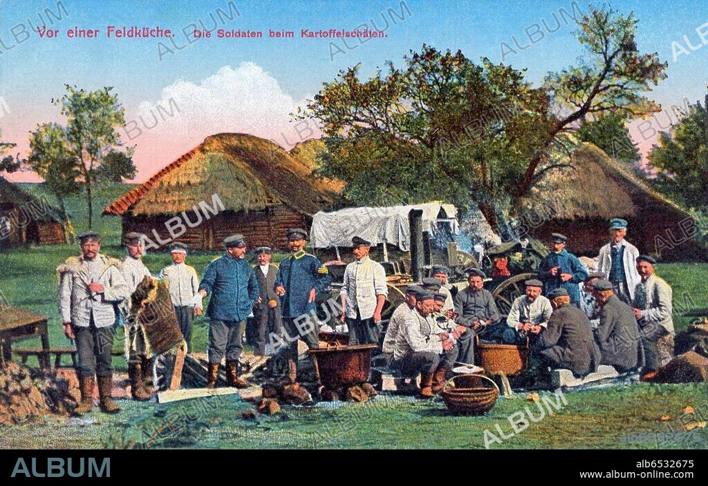 'Vor einer Feldküche. Die Soldaten beim Kartoffelschälen.'|Soldaten der K  K Monarchie an der Ostfront. 1. Weltkrieg. |Ca. 1915|Ansichtskarte mit einer farbigen Abbildung||"In front of a field kitche.
