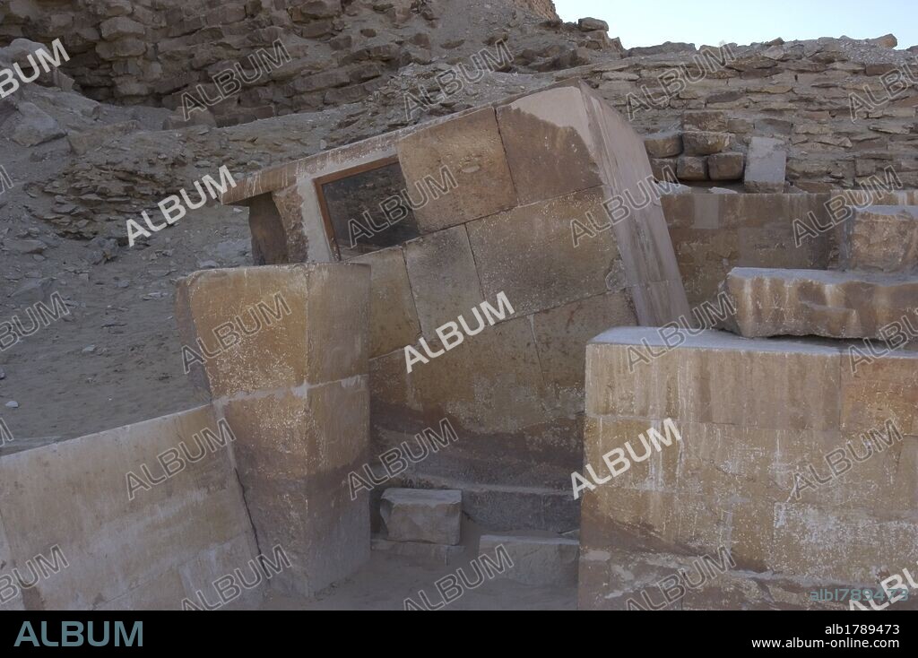 ARTE EGIPCIO. RECINTO FUNERARIO DE NETCHERJET (ZOSER segundo faraón de la III Dinastía, hacia el 2650 a. C. Vista del SERDAB, especie de cámara adosada al revestimiento de la cara norte de la Pirámide Escalonada. En su interior se encontraba colocada una estatua del faraón Zoser. III Milenio. IMPERIO ANTIGUO. NECROPOLIS DE SAKKARA. Egipto.