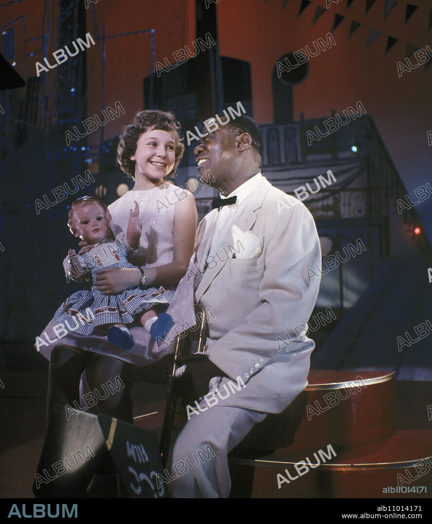 LA PALOMA BRD 1959 Paul Martin GABRIELE and LOUIS ARMSTRONG Child stars Gabrielle and Louis Armstrong sing a duet: Uncle Satchmo's Lullaby. Here is a scene from the German musical film: La Paloma, 1959.
