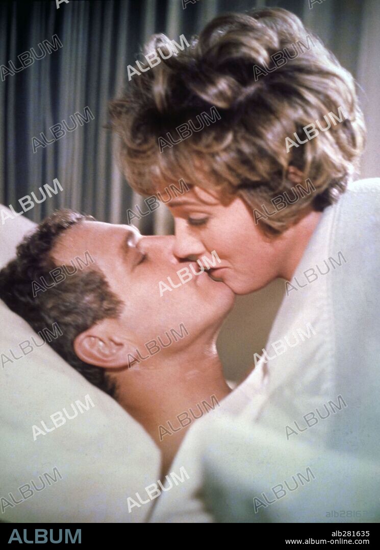 JULIE ANDREWS and PAUL NEWMAN in TORN CURTAIN, 1966, directed by ALFRED HITCHCOCK. Copyright UNIVERSAL PICTURES.
