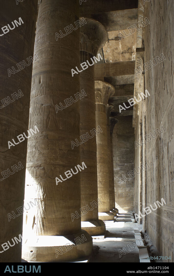 ARTE EGIPCIO. EGIPTO. TEMPLO DE HORUS. Iniciado en el 237 a. C. por Ptolomeo III Evérgetes I, durante la dinastía Láguida o Ptolemaica. Columnas de la primera sala hipóstila. EDFU. Norte de Africa.
