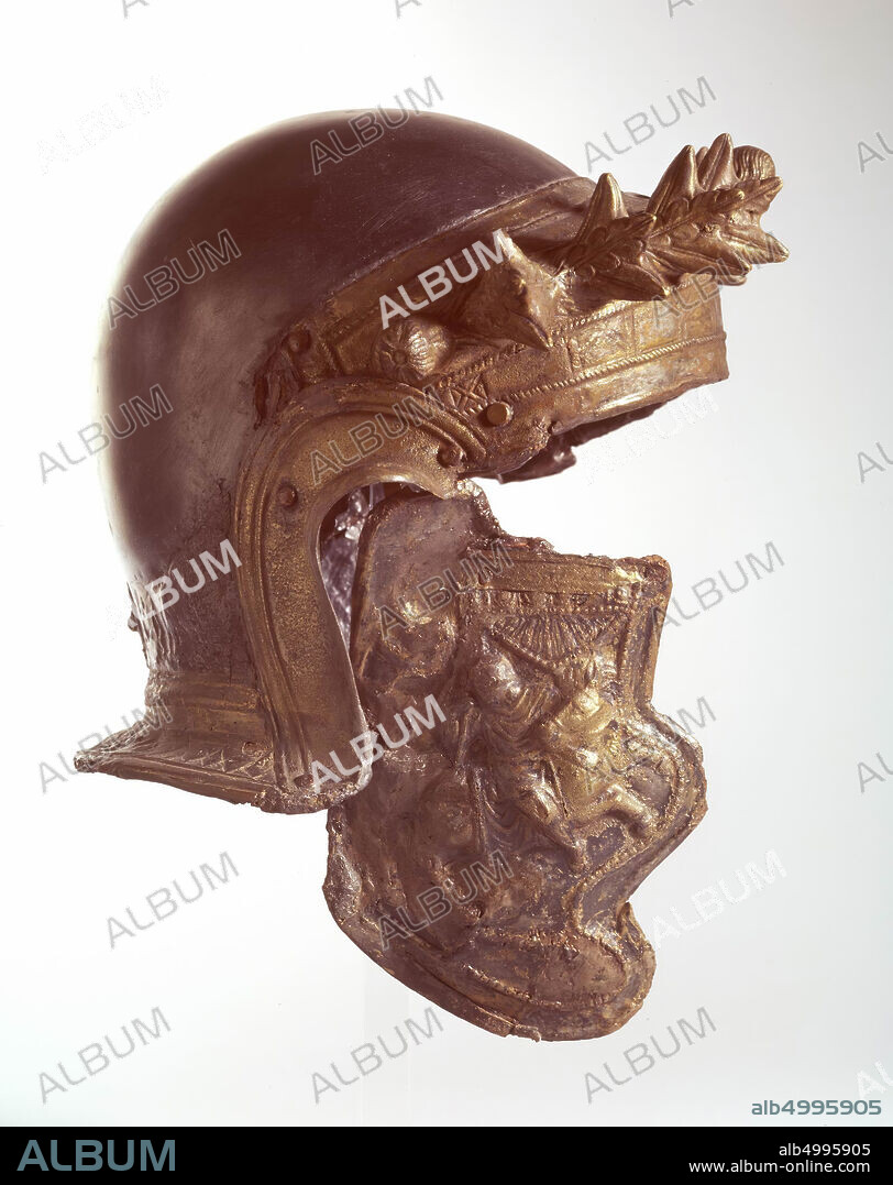 NB! Mask VF * 1047 is attached to this object! Roman iron riding helmet with bronze frame. The forehead is adorned with a high-relief wreath of oak leaves (corona civica) that seems to be combined with laurel. A woman's head in the middle. A feather holder on the left. The left cheek valve is missing. The right cheek is decorated with a rider figure. property description on the forehead: VANNI. The rusted parts of the helmet have been restored, so it is uncertain whether there is still a central helmet comb on this helmet. Robinson Auxiliary Cavalry type G helmet. Officers helmet ?, helmet, metal, iron, bronze, height: 35 cm, roman 150-200 AD, Netherlands, Gelderland, Nijmegen, Nijmegen, Waal.