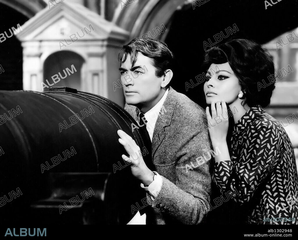 GREGORY PECK y SOPHIA LOREN en ARABESCO, 1966 (ARABESQUE), dirigida por STANLEY DONEN. Copyright RANK/UNIVERSAL.