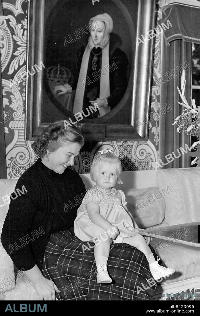 Ornö 1951-10-11. Grevinnan Ebba Stenbock på Sundby gård på Ornö med dottern Catharina i knät under en målning föreställande drottning Katarina. Foto: SvD / TT / kod 12014.