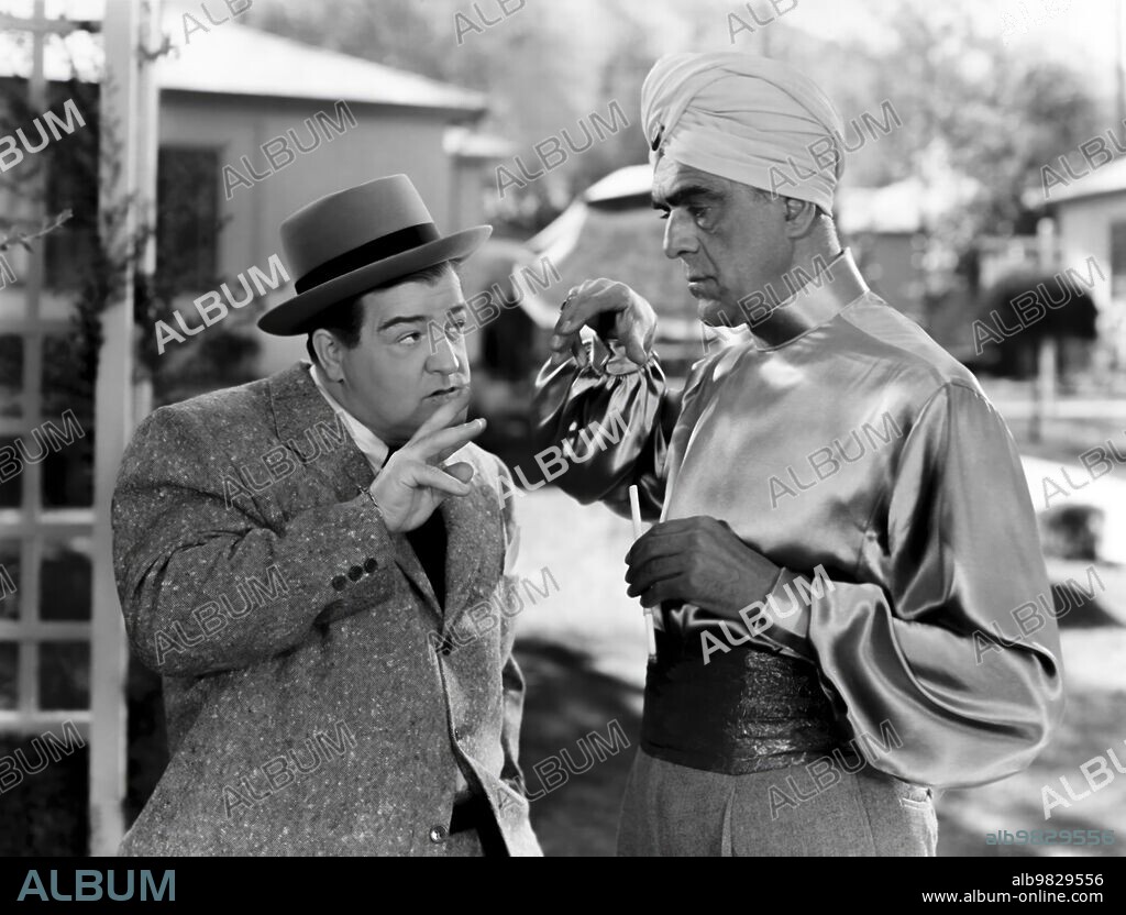 BORIS KARLOFF y LOU COSTELLO en ABBOTT Y COSTELLO CONTRA EL ASESINO, 1949 (ABBOTT AND COSTELLO MEET THE KILLER, BORIS KARLOFF), dirigida por CHARLES BARTON. Copyright UNIVERSAL INTERNATIONAL.