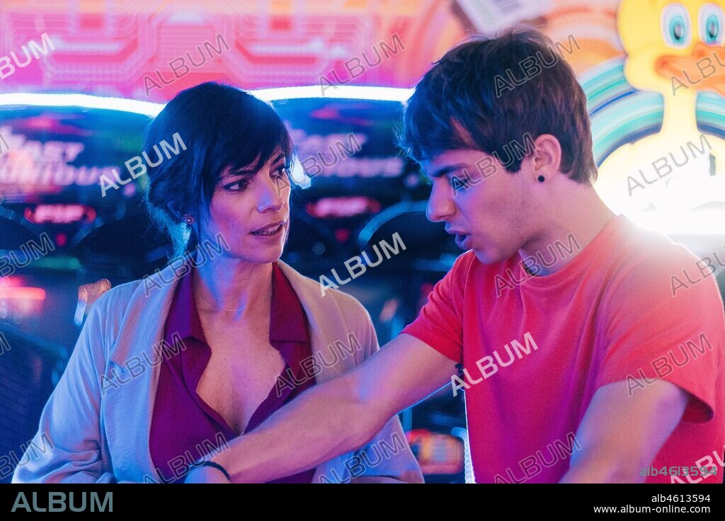 GERMAN ALCARAZU et MARIBEL VERDU dans EL DOBLE MAS QUINCE, 2019, réalisé par MIKEL RUEDA. Copyright ETB / Potenza Producciones / Baleuko.