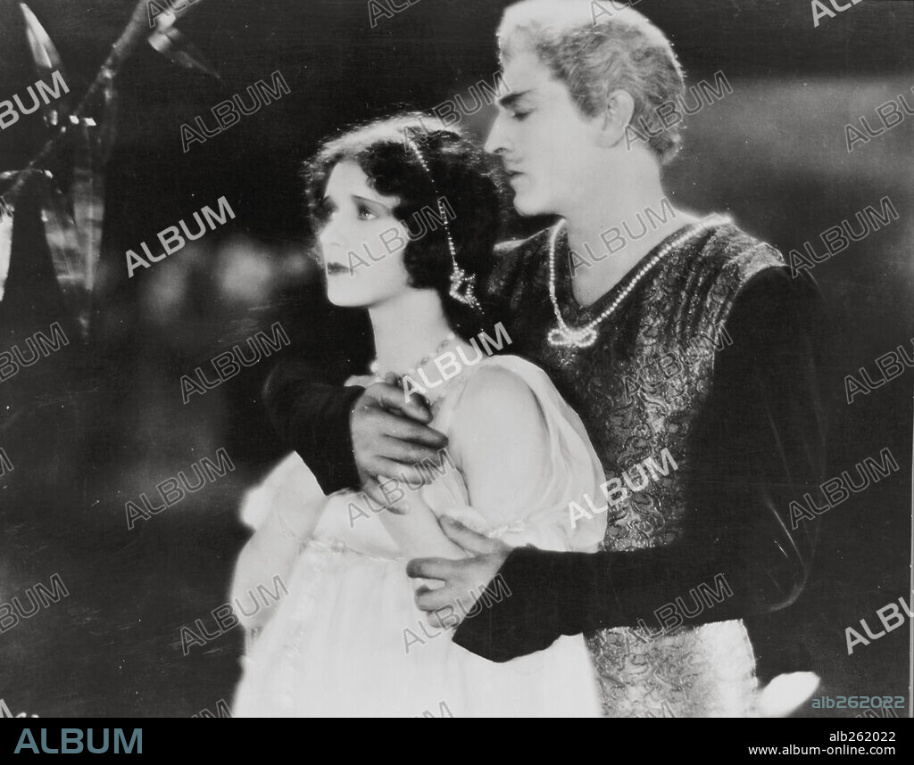DOLORES COSTELLO and JOHN BARRYMORE in THE BELOVED ROGUE, 1927, directed by ALAN CROSLAND. Copyright UNITED ARTISTS.