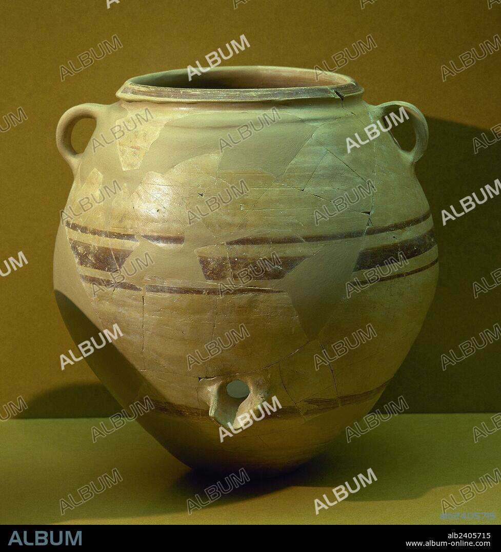 ARTE IBERICO. ESPAÑA. VASO CON PITORRO DE DECANTACION, fechado en el siglo III a. C. Procede del yacimiento del Molí de l'Espígol (Tornabous). Museo Comarcal de l'Urgell. Tàrrega. Comarca de l'Urgell. Provincia de Lleida. Cataluña.