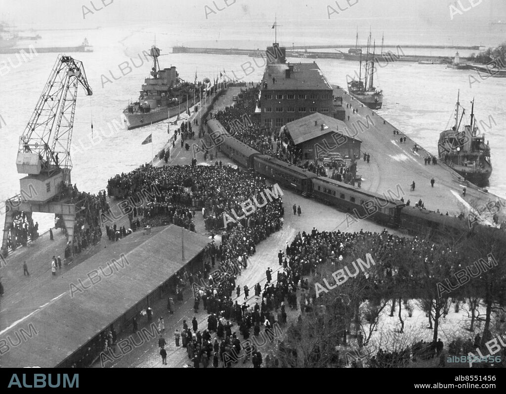 Svenske prinsen Gustav Adolf omkom vid flygolycka på Kastrup i Köpenhamn / København i Danmark. 26 jan 1947 / sorgetåg med kistan anländer med pansarskeppet Oscar II till Smörkontrollen i Malmö hamn. Kungliga Sverige Prins Gustav Adolf Sit Flygolyckan jan 1947 /. Malmö Hamnen Smörkontrollen Järnväg / Militär Flottan Fartyg Oscar II. (c) Sydsvenskan / IBL.