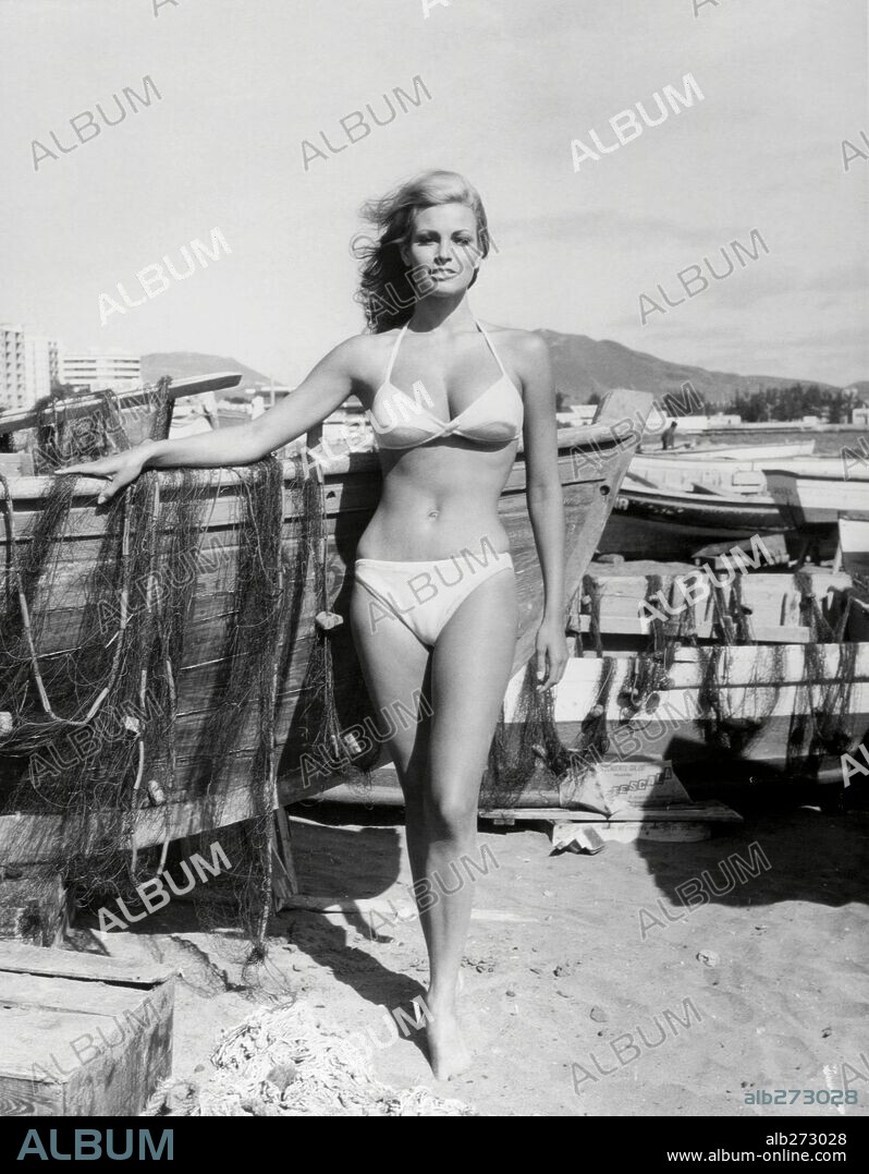 RAQUEL WELCH en GUAPA, INTRÉPIDA Y ESPÍA, 1967 (FATHOM), dirigida por LESLIE H. MARTINSON. Copyright 20TH CENTURY FOX.