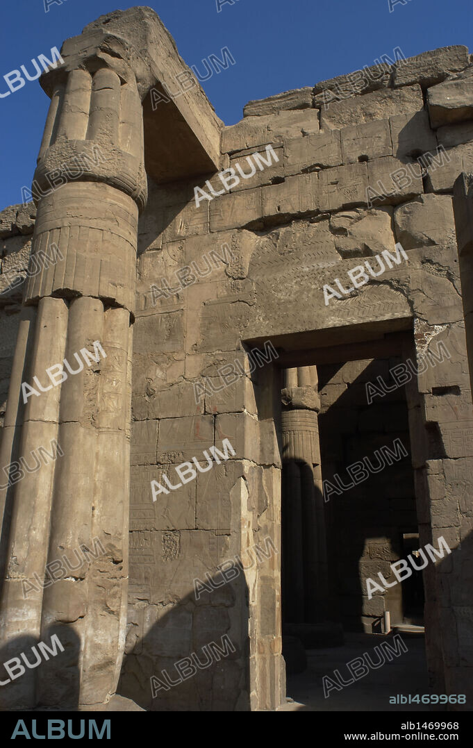 ARTE EGIPCIO. EGIPTO. COLUMNA PAPIRIFORME CERRADA con fuste estriado. Sala de ofrendas del templo. TEMPLO DE LUXOR. (IMPERIO NUEVO) .