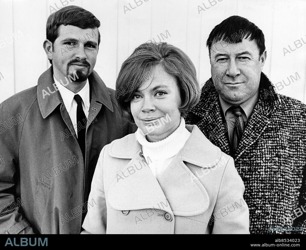 ARKIV 19690729.. Trion bakom TV-programmet Brännpunkt. Från vänster ses Roland Odlander, TV-man, Birgitta Alm, skådespelare och TV-producent, samt Karl-Axel Sjöblom, radio- och TV-man.. Foto:Bertil S-son Åberg / SVT / Kod: 5600. Bild publ. i RiR 46/69.. RiR sv/v   . Mapp: TV- Diverse program Brännpunkt L 22. Trio Mustascher Skägg.