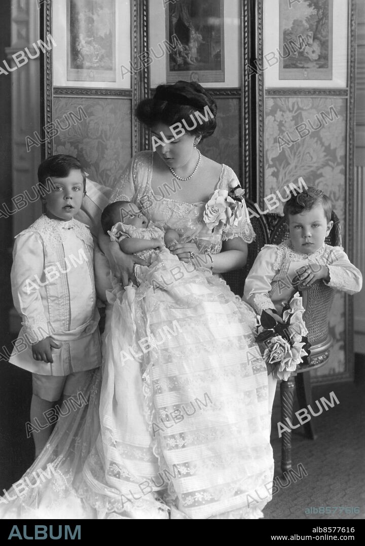 1910.. Orig bildtext... INFÖR FÖRLOVNINGEN MELLAN PRINSESSAN INGRID OCH PRINS FREDRIK AF DANMARK. Vår bild är det första fotografi, som tagits av prinsessan Ingrid, och visar henne tillsammans med kronprinsessan Margareta, prins Gustav Adolf och prins Bertil. Anm. Prins Sigvard, senare S. Bernadotte, t.h. i bild (ej Prins Bertil) 1907-2002 Margareta, 1882-1920, svensk kronprinsessa Prins Gustaf Adolf, 1906-1947 Dopklänningar CD229 persons: GUSTAF ADOLF, PRINS AV SVERIGE;INGRID, PRINSESSA AV SVERIGE;MARGARETA, KRONPRINSESSA AV SVERIGE;SIGVARD, PRINS AV SVERIGE sites: SVERIGE.