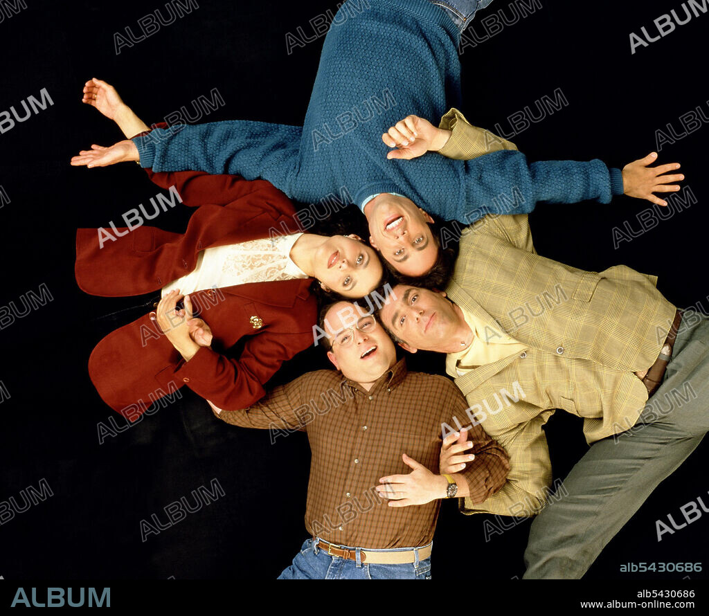 JASON ALEXANDER, JERRY SEINFELD, JULIA LOUIS DREYFUS and MICHAEL RICHARDS in SEINFELD, 1990, directed by ANDY ACKERMAN, DAVID STEINBERG and JASON ALEXANDER. Copyright CASTLE ROCK/WEST-SHAPIRO.