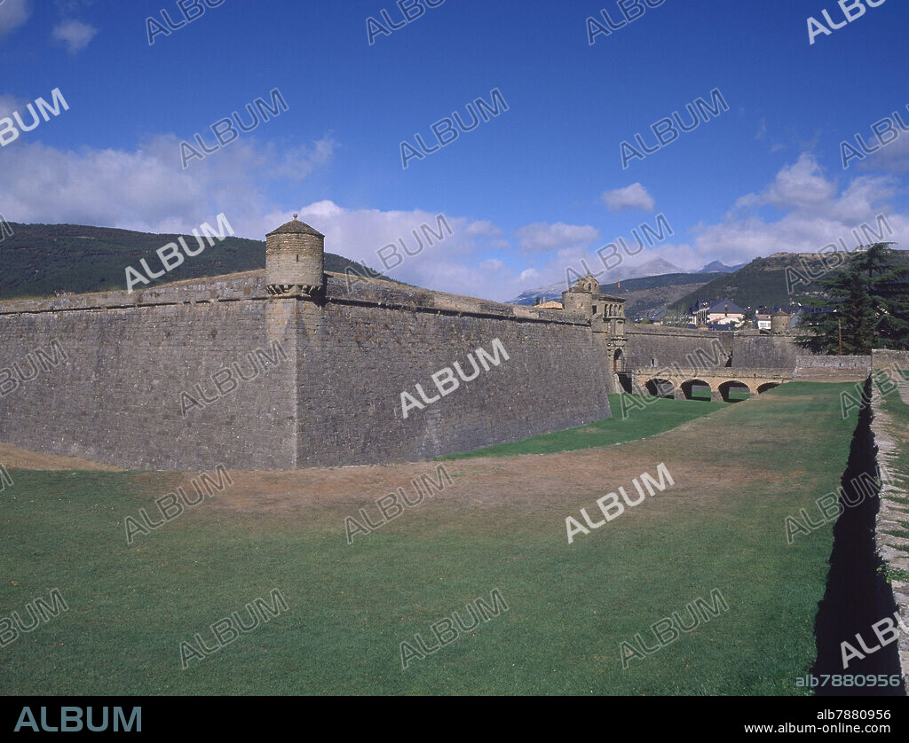 MURALLA Y FOSO DEL CASTILLO DE SAN PEDRO INICIADO EN 1591.
