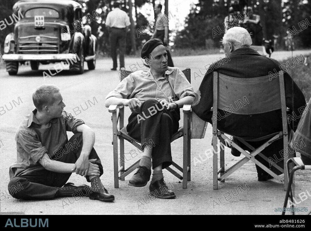 ARKIV 1957 - Ingmar Bergman samtalar med Victor Sjöström under inspelningen av "Smultronstället". Sittande regiassistenten Gösta Ekman. Bilden publicerad i boken "Bilder som förändrat Sverige" - en berättelse om Expressens bildjournalistik 1944-2004.. Foto: Olle Wester Kod: 44. COPYRIGHT SCANPIX SWEDEN.