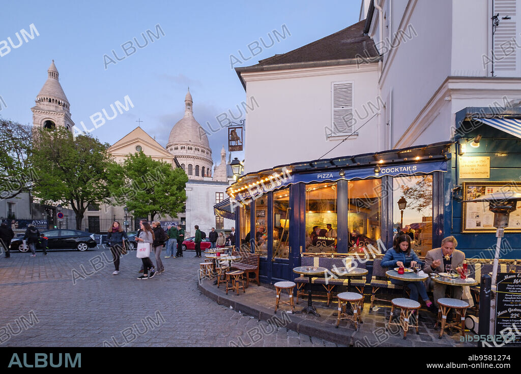 terraza frente al sagrado corazon, Montmartre, Paris, France,Western Europe.
