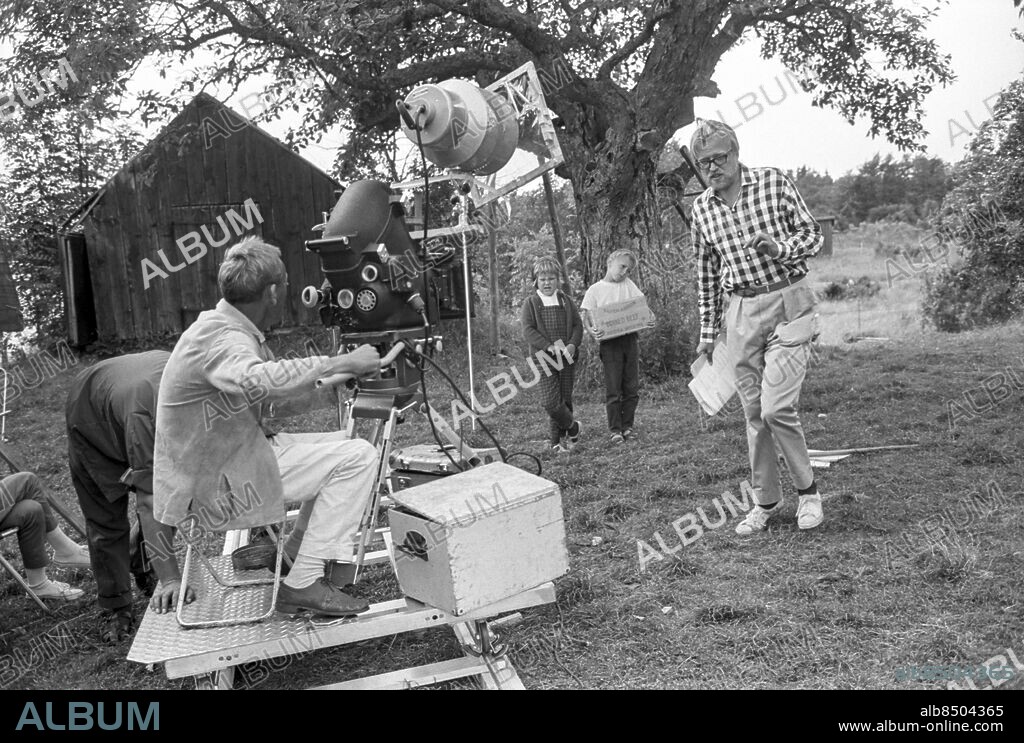 VI PÅ SALTKRÅKAN TV-serie av Astrid Lindgren i regi av Olle Hellbom Sänt första gången 1964-01-18 Regissör Olle Hellbom och kameraman samt barnen Maria och Stephen (Tjorven och Pelle). Inspelningsbilder juli 1963 RIR 16899 sv/v neg Foto: Ulf Stråhle / SVT / Kod: 5600 persons: STEPHEN LINDHOLM;MARIA JOHANSSON;OLLE HELLBOM sites: SVERIGE.