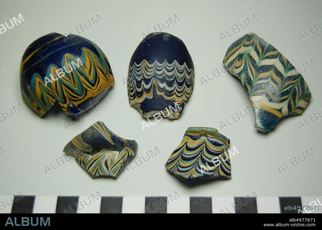 fragment, The inventory number contains a total of 54 fragments. Fragments of Egyptian and Graeco-Egyptian opaque glass with combed ornament made according to the sand core method. Fragments of cosmetic bottles, of different sizes and colors. See further doctoral experiment J. Hendriks 2006., fragments, glass, sandstone method, Greco-Roman Period, Roman imperial period 550 BC-10 AD, Egypt.