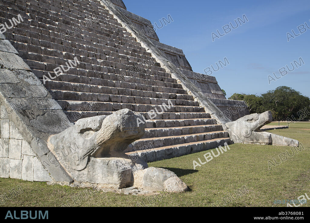 Serpent heads, El Castillo (Pyramid of Kulkulcan), Chichen Itza, UNESCO World Heritage Site, Yucatan, Mexico, North America.