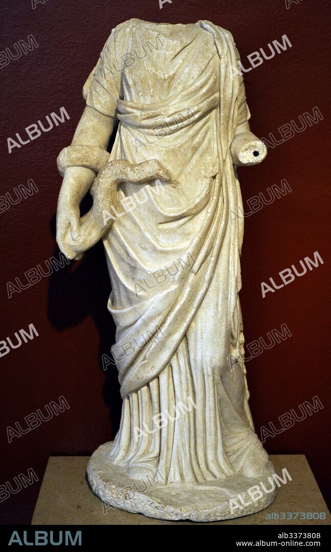 Hygea sosteniendo una larga serpiente. Mediados siglo II d. C. Reutilizada en las termas del siglo IV d. C. Se encontró en una piscina del frigidarium. Tarragona. Museo Nacional Arqueológicol. Tarragona. Cataluña. España. Hygieia feeding a large snake. Statue. Mid 2nd century. Reused in the thermal baths 4th century, frigidarium pool. Tarragona. National Archaeological Museum. Tarragona. Catalonia, Spain.